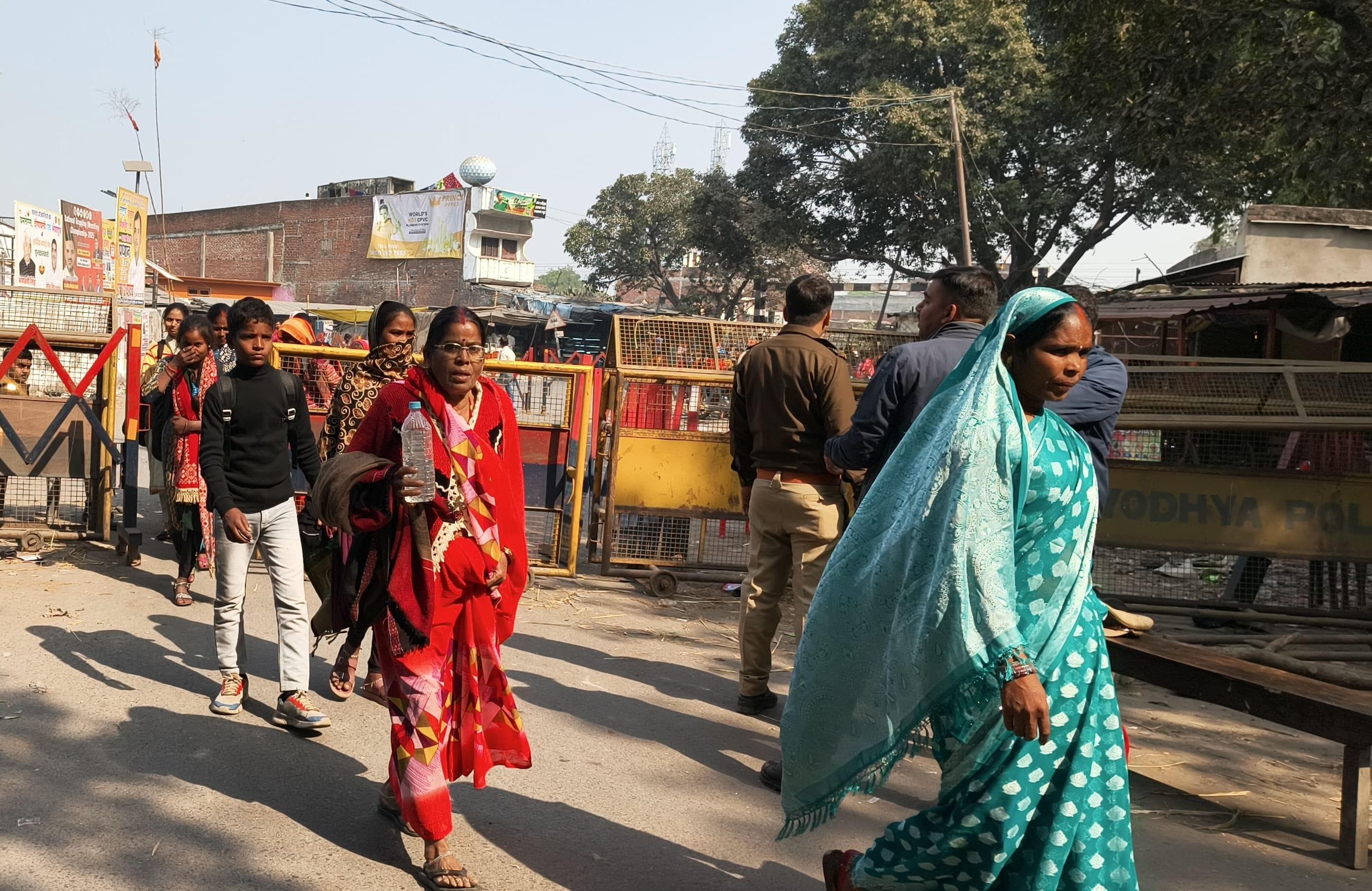ध्वजारोहण कार्यक्रम के मद्देनजर कटरा शिवदयालगंज अयोध्या जाने वाले लोगों की जांच करते पुलिसकर्म