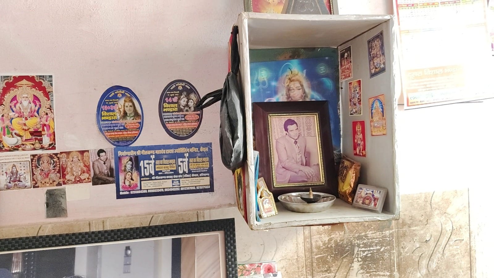 25kht_8धर्मेंद्र की तस्वीर के पास खड़ा उनका फैन अनिल मल्हौत्रा।