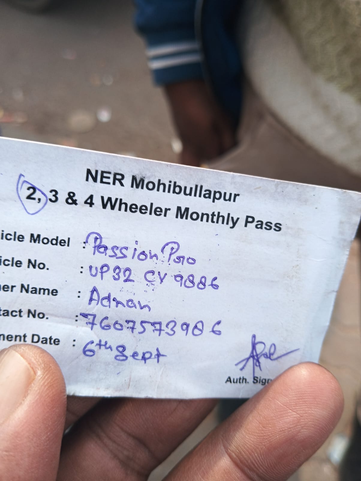 300 रुपये का मासिक पास, रेलयात्रियों से वसूले जा रहे 450 रुपये