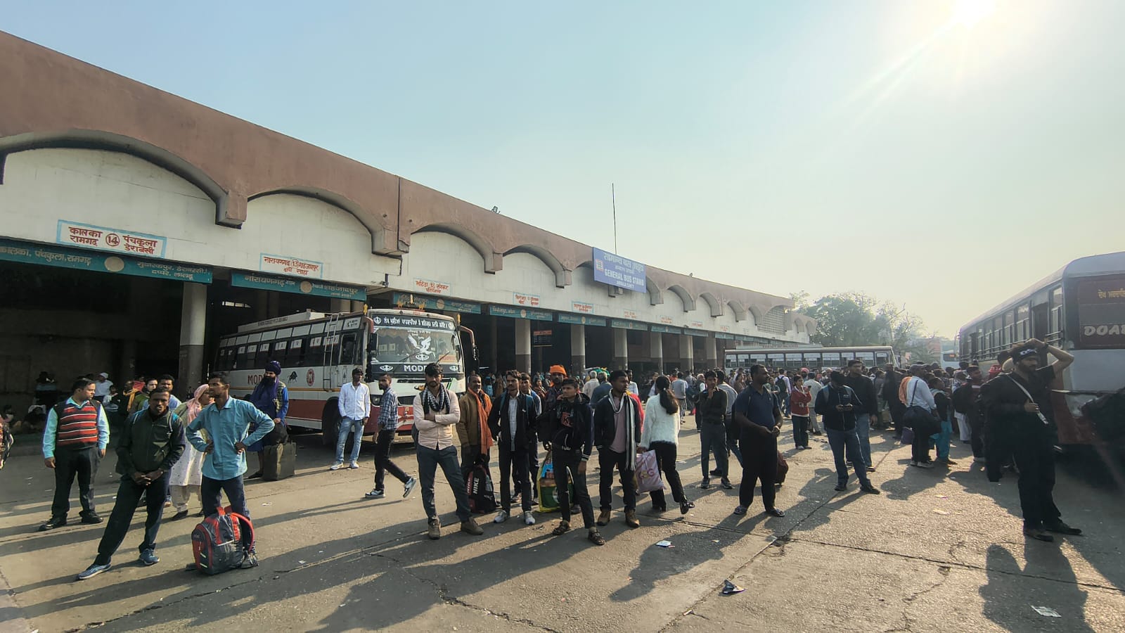 अंबाला कैंट के बस स्टैंड पर खड़े यात्री बस का इंतजार करते हुए। संवाद अंबाला कैंट के बस स्टैंड पर खड़े यात्री बस का इंतजार करते हुए। संवाद