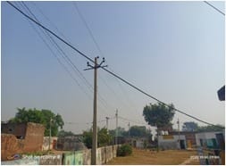 ब्लॉक पवांसा के गांव करछली के ऊपर से होकर गुजर रही विद्युत हाईटेंशन लाइन। स्रोत-सहयोगी