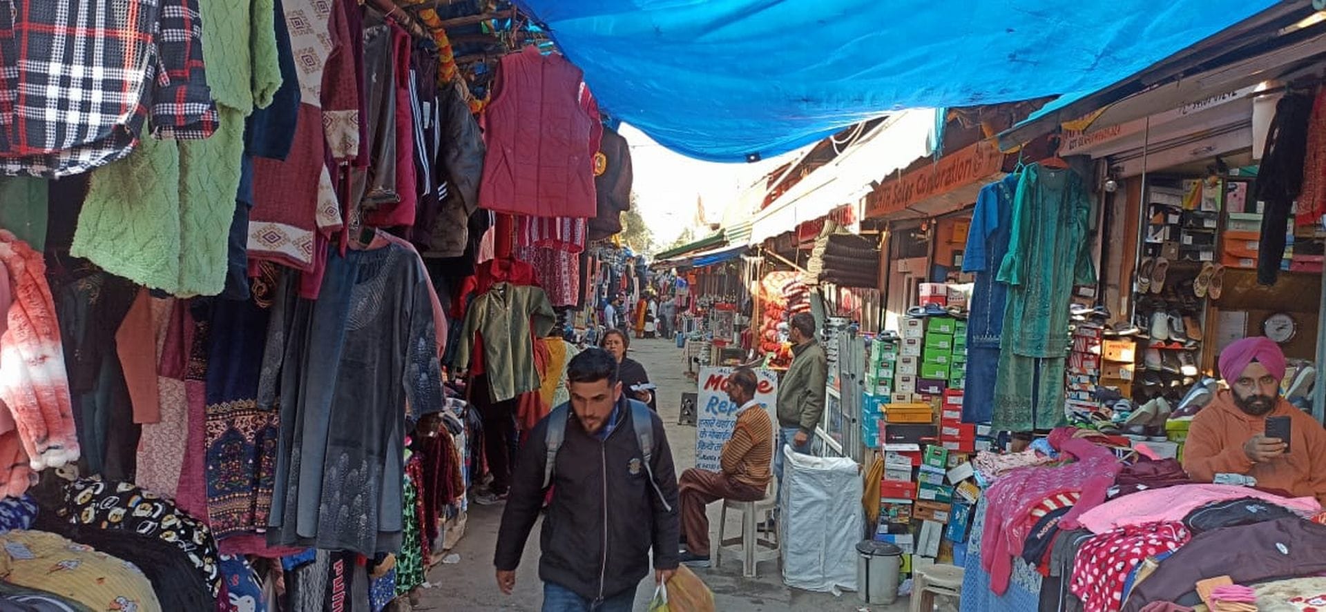चंबा की प्राथमिक पाठशाला कुंड में छात्र पर जानवर के हमले को लेकर बच्चे के पिता से बात करती वन व
