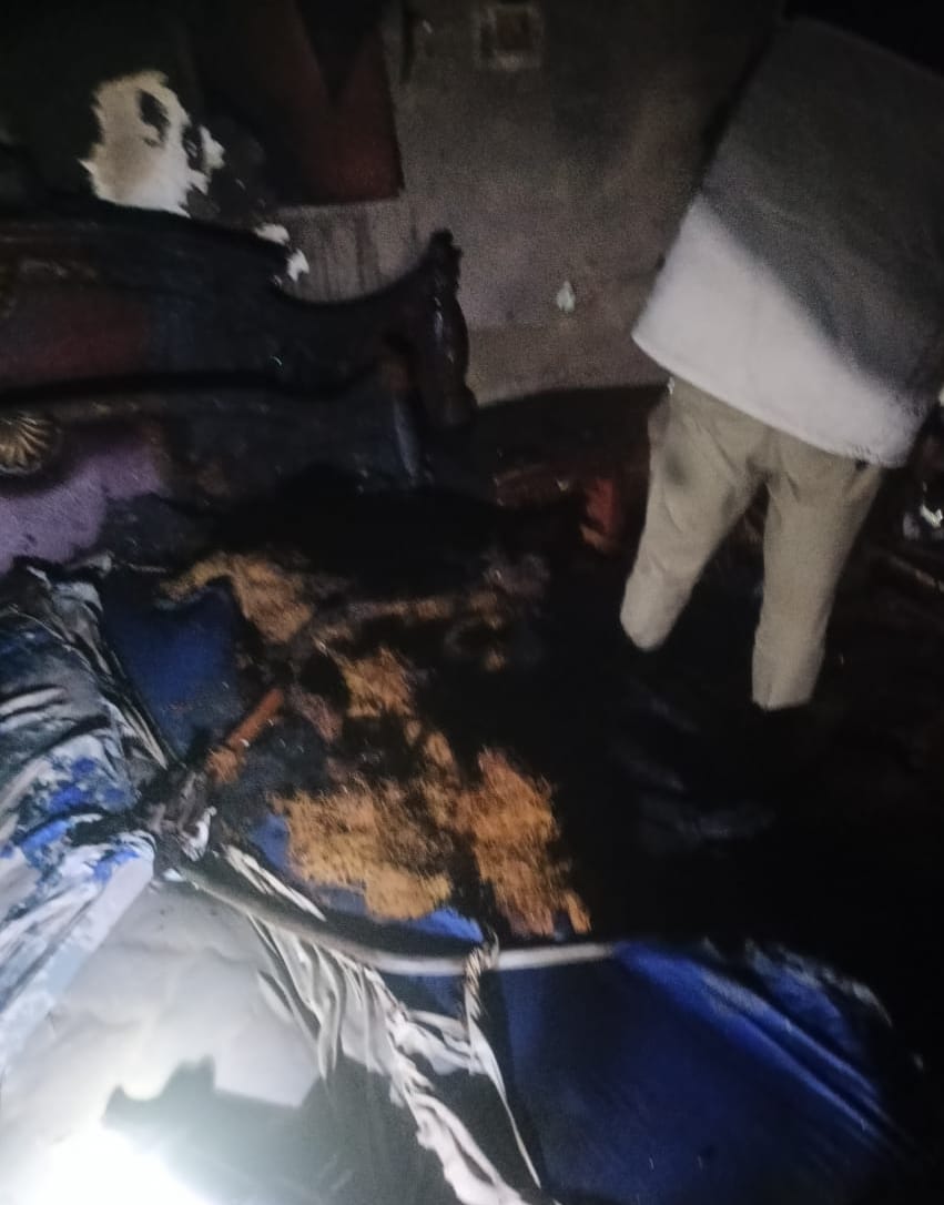 डॉक्टर के घर में खुली पड़ी अलमारी व आग में जले गद्दे व अन्य सामान। डॉक्टर के घर में खुली पड़ी अलमारी व आग में जले गद्दे व अन्य सामान।