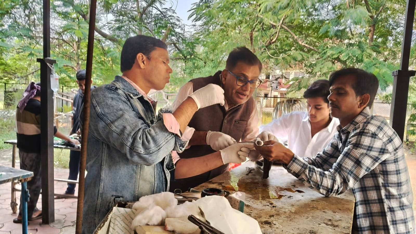 डॉक्टर ने 80 टांके लगाकर बचाई जान