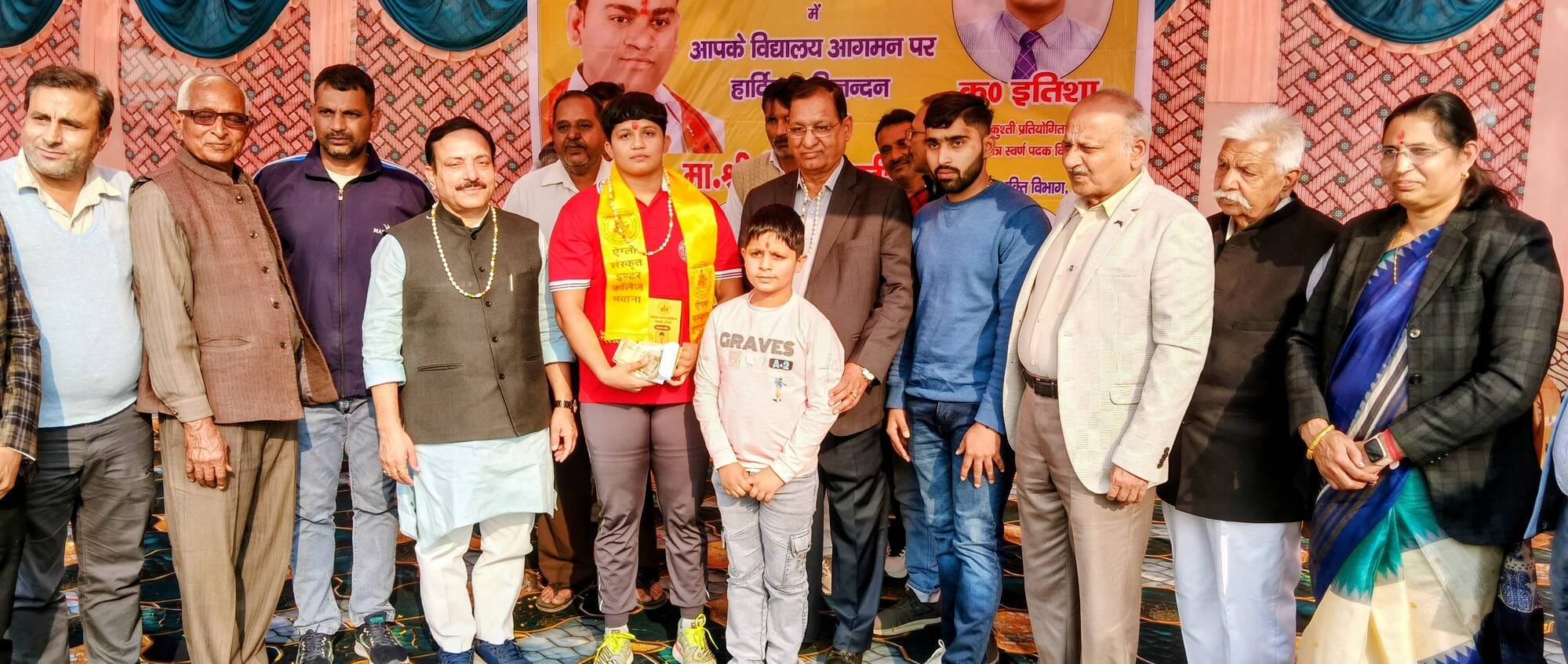 ए एस इंटर कालेज में सम्मान समारोह में उपस्थित छात्र छात्राएं। (मवाना) ए एस इंटर कालेज में सम्मान समारोह में उपस्थित छात्र छात्राएं। (मवाना)
