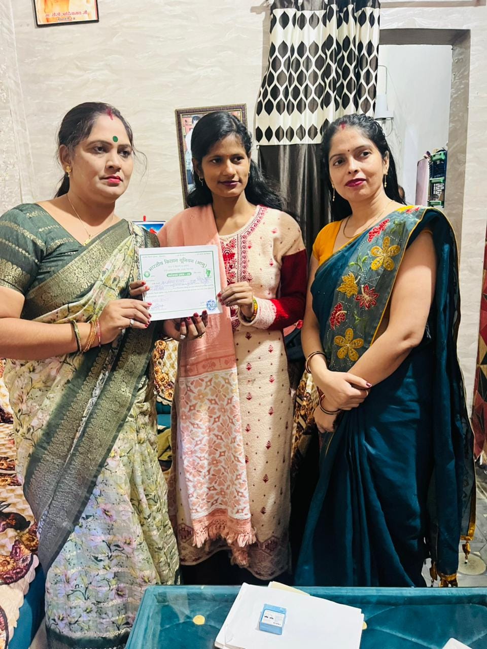 फोटो 12 कलेक्ट्रेट पर डिप्टी कलक्टर को ज्ञापन देते किसान नेता। संवाद