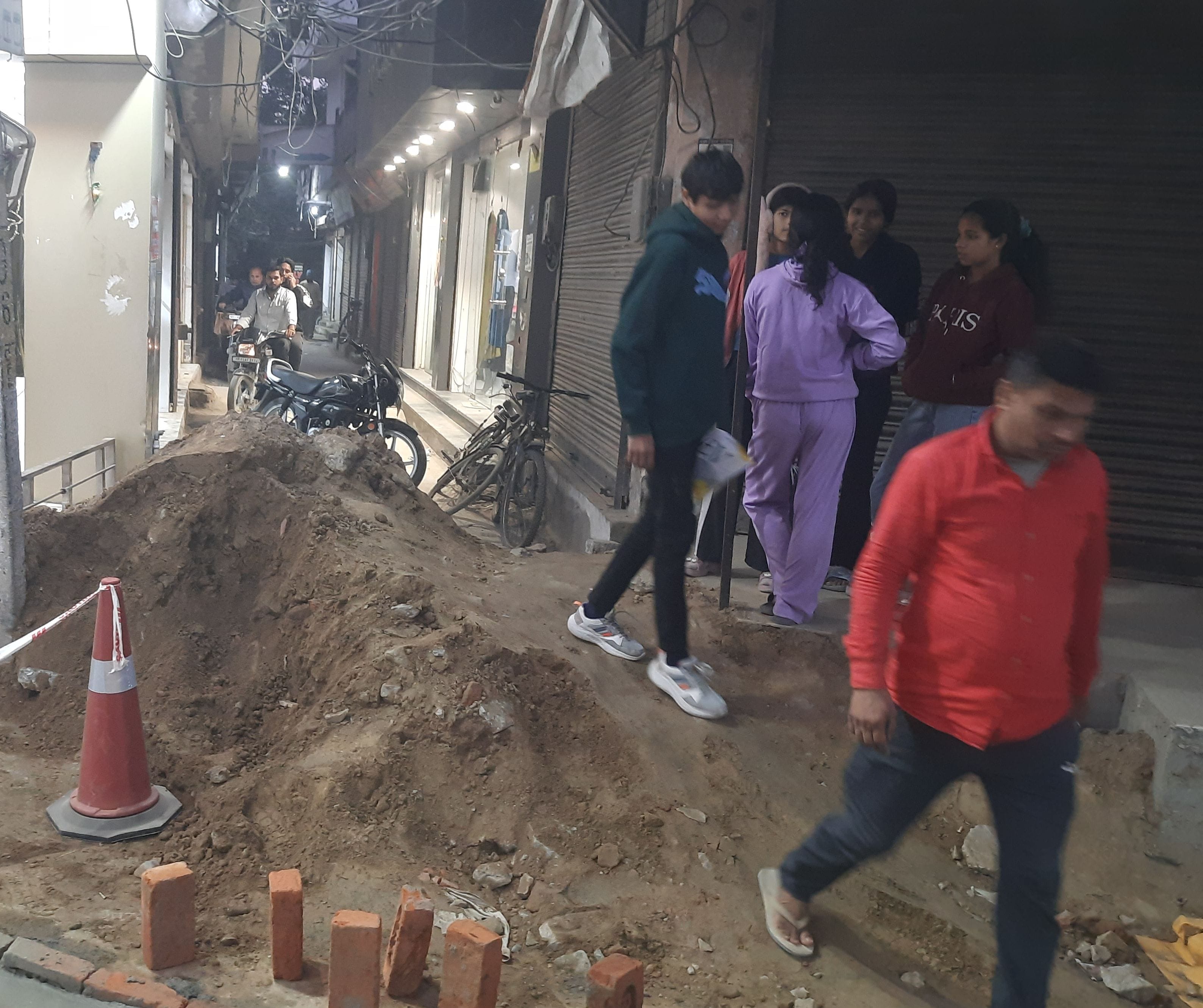 फोटो 21:सोनीपत के कच्चे क्वार्टर बाजार में सीवर लाइन दबाने के बाद दुकानों के सामने बनाया गया मै