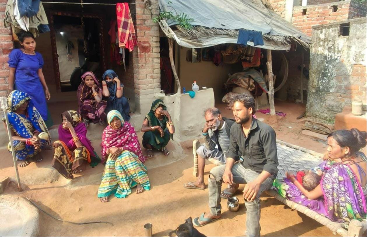 फोटो-24- पौत्र सुरेंद्र की मौत पर गमगीन बैठीं दादी धन्नो और अन्य परिजन। संवाद फोटो-24- पौत्र सुरेंद्र की मौत पर गमगीन बैठीं दादी धन्नो और अन्य परिजन। संवाद