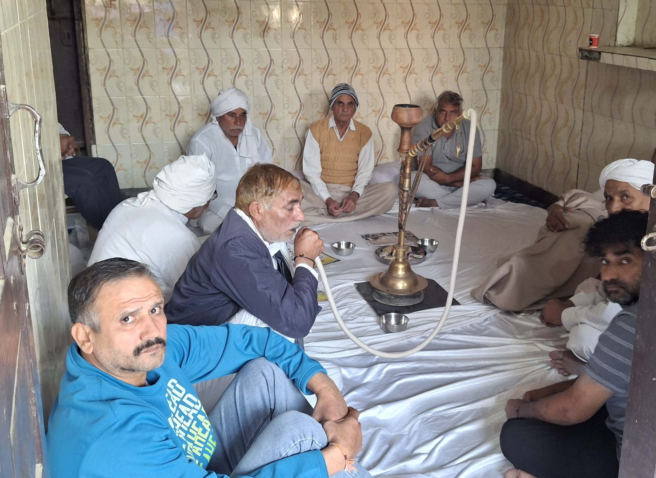 -फोटो 51 : गांव जाखौदा में बैठे मृतक कर्मजीत के परिजन। संवाद -फोटो 51 : गांव जाखौदा में बैठे मृतक कर्मजीत के परिजन। संवाद