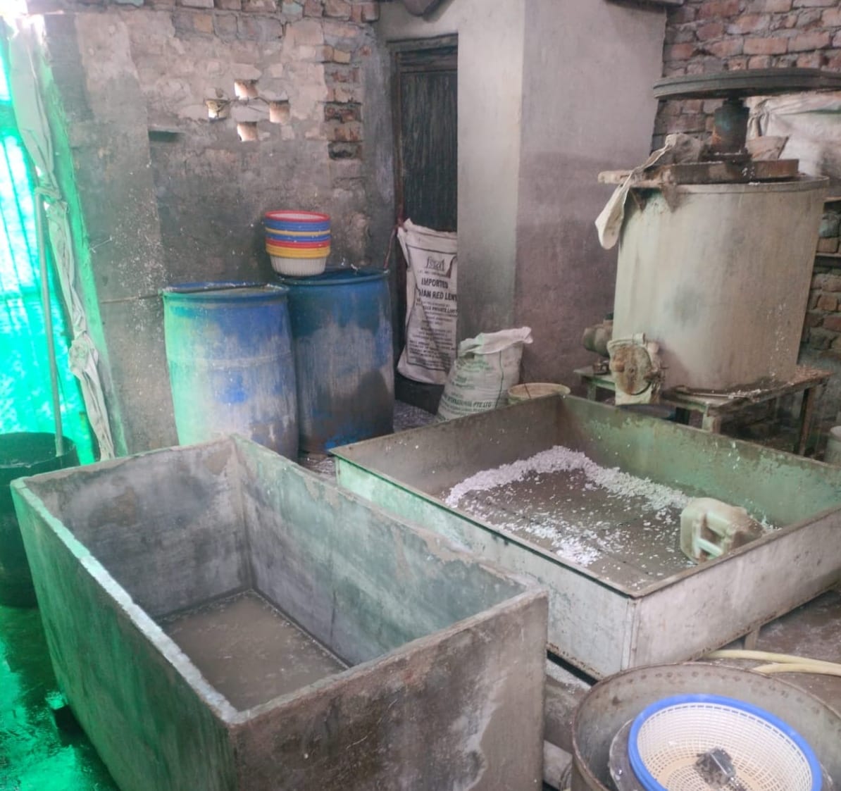 -फोटो 59 : निजामपुर रोड पर चल रही अवैध इकाइयों में कार्रवाई करते टीम के अधिकारी। स्रोत बोर्ड -फोटो 59 : निजामपुर रोड पर चल रही अवैध इकाइयों में कार्रवाई करते टीम के अधिकारी। स्रोत बोर्ड