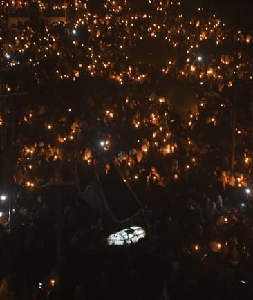 हजरत फातिमा जहरा की शहादत पर छोटा इमामबाड़ा में ताबूत की जियारत करते अकीदतमंद।