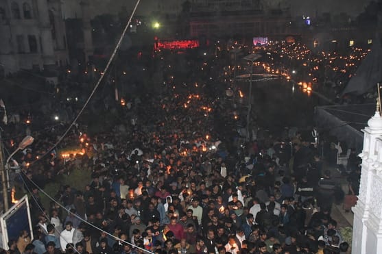 हजरत फातिमा जहरा की शहादत पर छोटा इमामबाड़ा में ताबूत की जियारत करते अकीदतमंद।