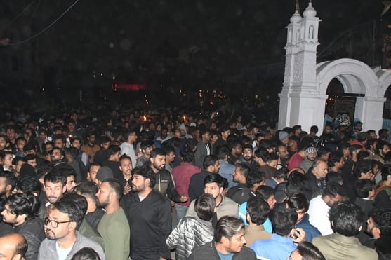 हजरत फातिमा जहरा की शहादत पर छोटा इमामबाड़ा में ताबूत की जियारत करते अकीदतमंद।