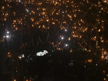 हजरत फातिमा जहरा की शहादत पर छोटा इमामबाड़ा में ताबूत की जियारत करते अकीदतमंद।