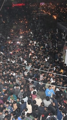 हजरत फातिमा जहरा की शहादत पर छोटा इमामबाड़ा में ताबूत की जियारत करते अकीदतमंद।