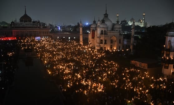 हजरत फातिमा जहरा की शहादत पर छोटा इमामबाड़ा में ताबूत की जियारत करते अकीदतमंद।