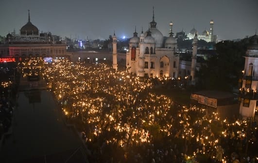 हजरत फातिमा जहरा की शहादत पर छोटा इमामबाड़ा में ताबूत की जियारत करते अकीदतमंद।