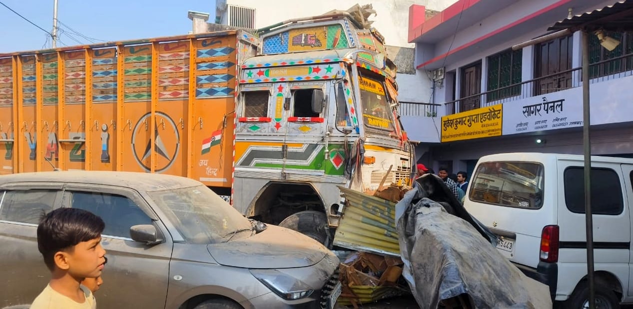 जलालाबाद में हाईवे पर लगा गिट्टी का ढेर। संवाद