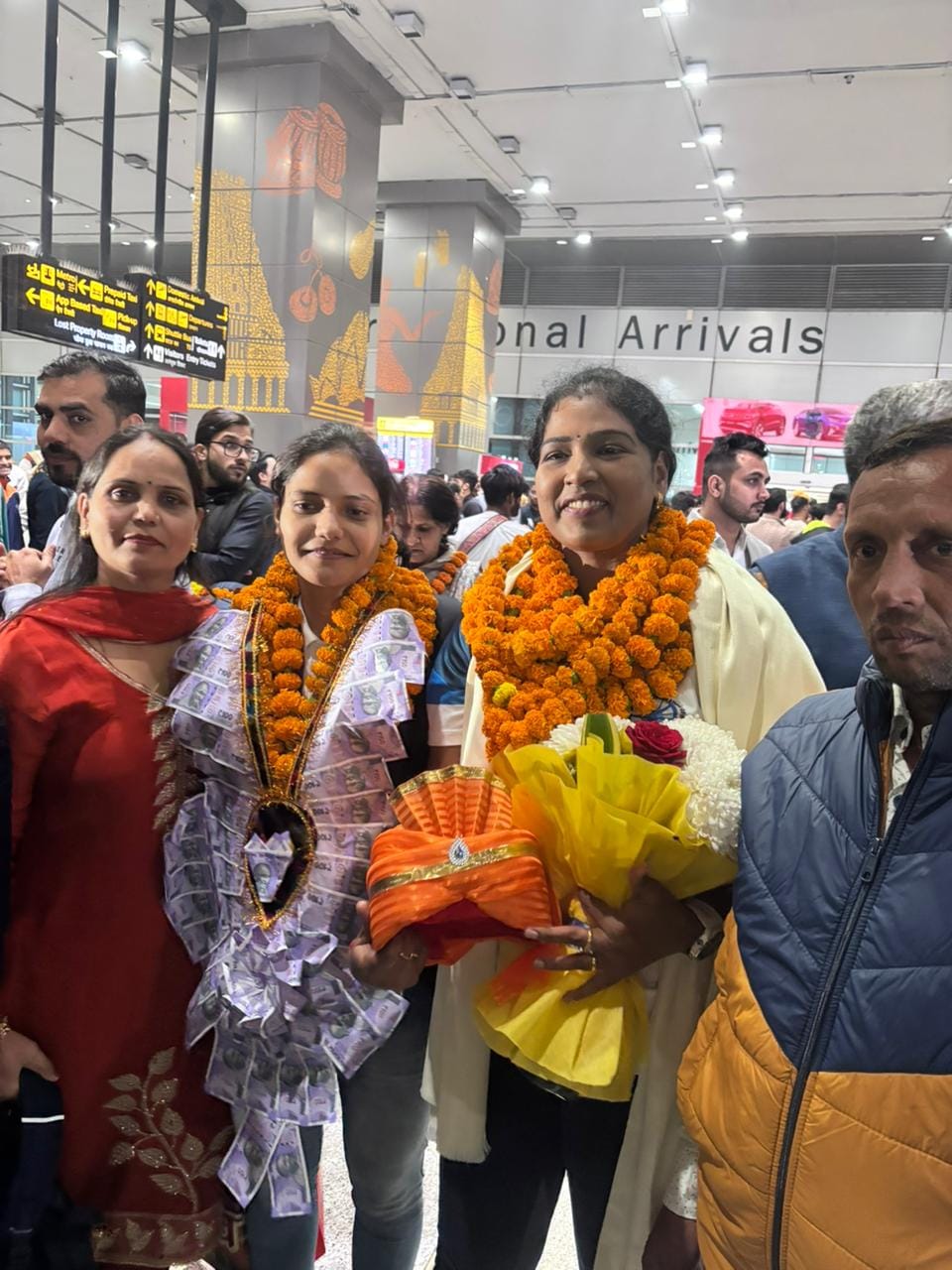 कबड्डी विश्वकप की ट्रॉफी के साथ अनु कुमारी