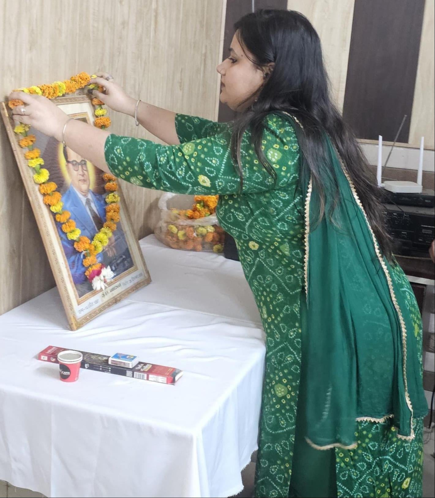 कलेक्ट्रेट में अधिकारियों व कर्मचारियों को संकल्प दिलातीं डीएम प्रियंका निरंजन। स्रोत: सूचना व कलेक्ट्रेट में अधिकारियों व कर्मचारियों को संकल्प दिलातीं डीएम प्रियंका निरंजन। स्रोत: सूचना व