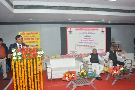 कार्यक्रम में राज्यमंत्री धर्मवीर प्रजापति, ध्रुवकांत ठाकुर, अमरनाथ मिश्र व अन्य। कार्यक्रम में राज्यमंत्री धर्मवीर प्रजापति, ध्रुवकांत ठाकुर, अमरनाथ मिश्र व अन्य।