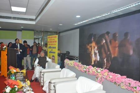 कार्यक्रम में राज्यमंत्री धर्मवीर प्रजापति, ध्रुवकांत ठाकुर, अमरनाथ मिश्र व अन्य। कार्यक्रम में राज्यमंत्री धर्मवीर प्रजापति, ध्रुवकांत ठाकुर, अमरनाथ मिश्र व अन्य।