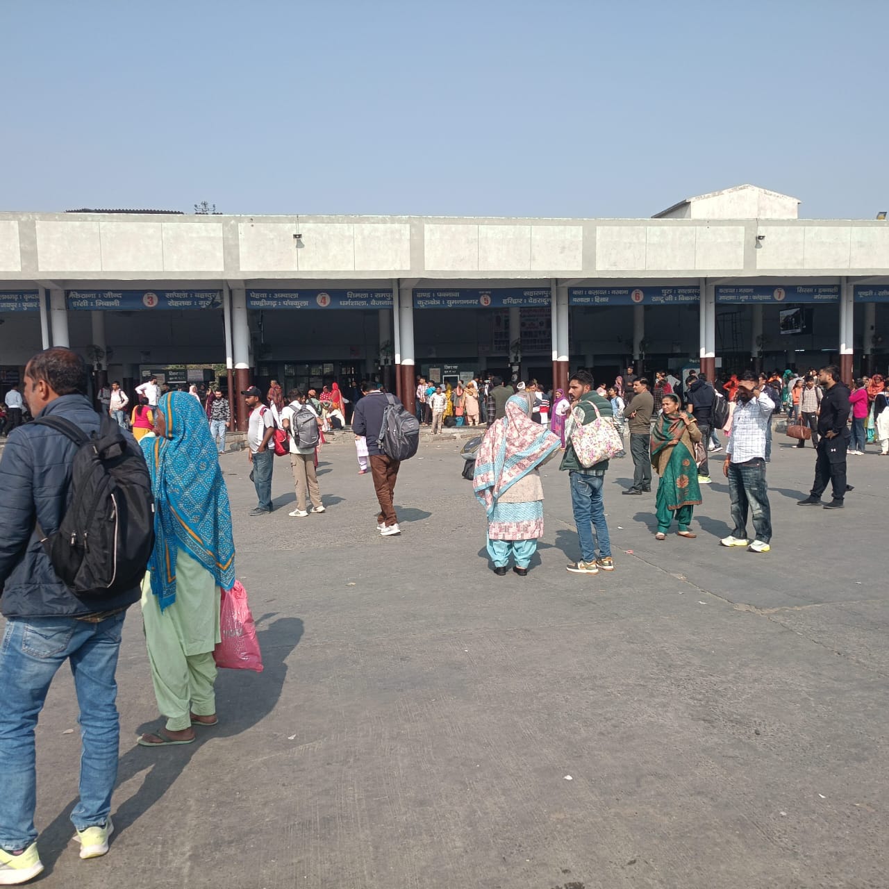 कैथल। बस कि और दौड़ते लोग