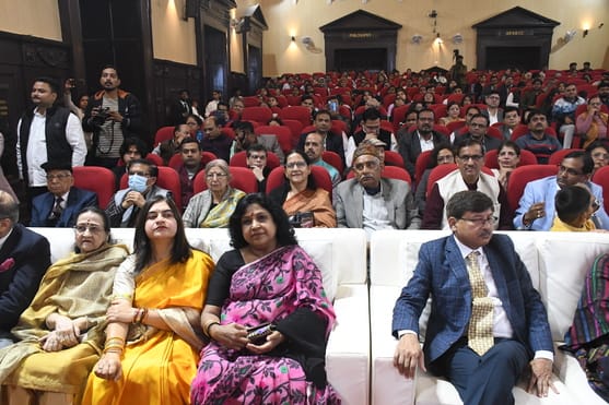 लखनऊ विश्वविद्यालय के 105वें स्थापना दिवस समारोह में पूर्व छात्र व योगी सरकार में वित्त मंत्री 