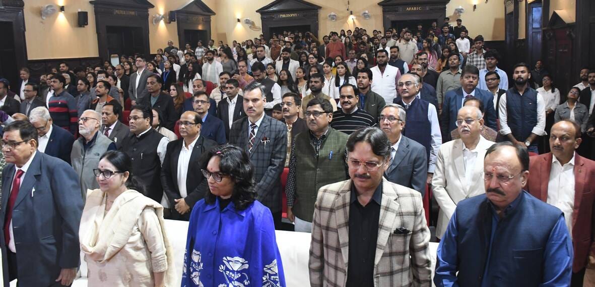 लखनऊ विश्वविद्यालय के 105वें स्थापना दिवस समारोह में पूर्व छात्र व योगी सरकार में वित्त मंत्री 
