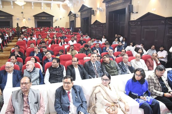 लखनऊ विश्वविद्यालय के 105वें स्थापना दिवस समारोह में पूर्व छात्र व योगी सरकार में वित्त मंत्री 