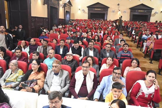 लखनऊ विश्वविद्यालय के 105वें स्थापना दिवस समारोह में पूर्व छात्र व योगी सरकार में वित्त मंत्री 