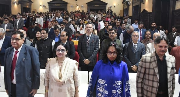 लखनऊ विश्वविद्यालय के 105वें स्थापना दिवस समारोह में पूर्व छात्र व योगी सरकार में वित्त मंत्री 