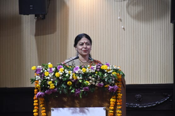 लखनऊ विश्वविद्यालय के 105वें स्थापना दिवस समारोह में पूर्व छात्र व योगी सरकार में वित्त मंत्री 