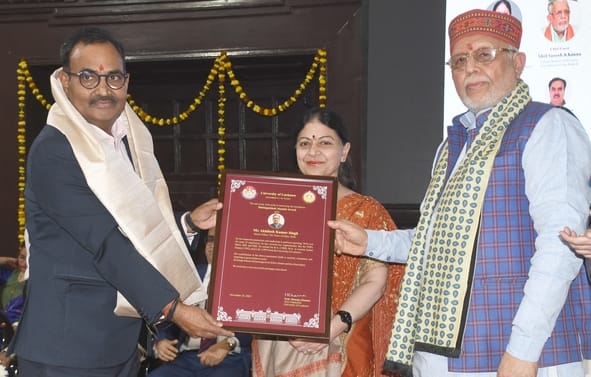 लखनऊ विश्वविद्यालय के 105वें स्थापना दिवस समारोह में पूर्व छात्र व योगी सरकार में वित्त मंत्री 