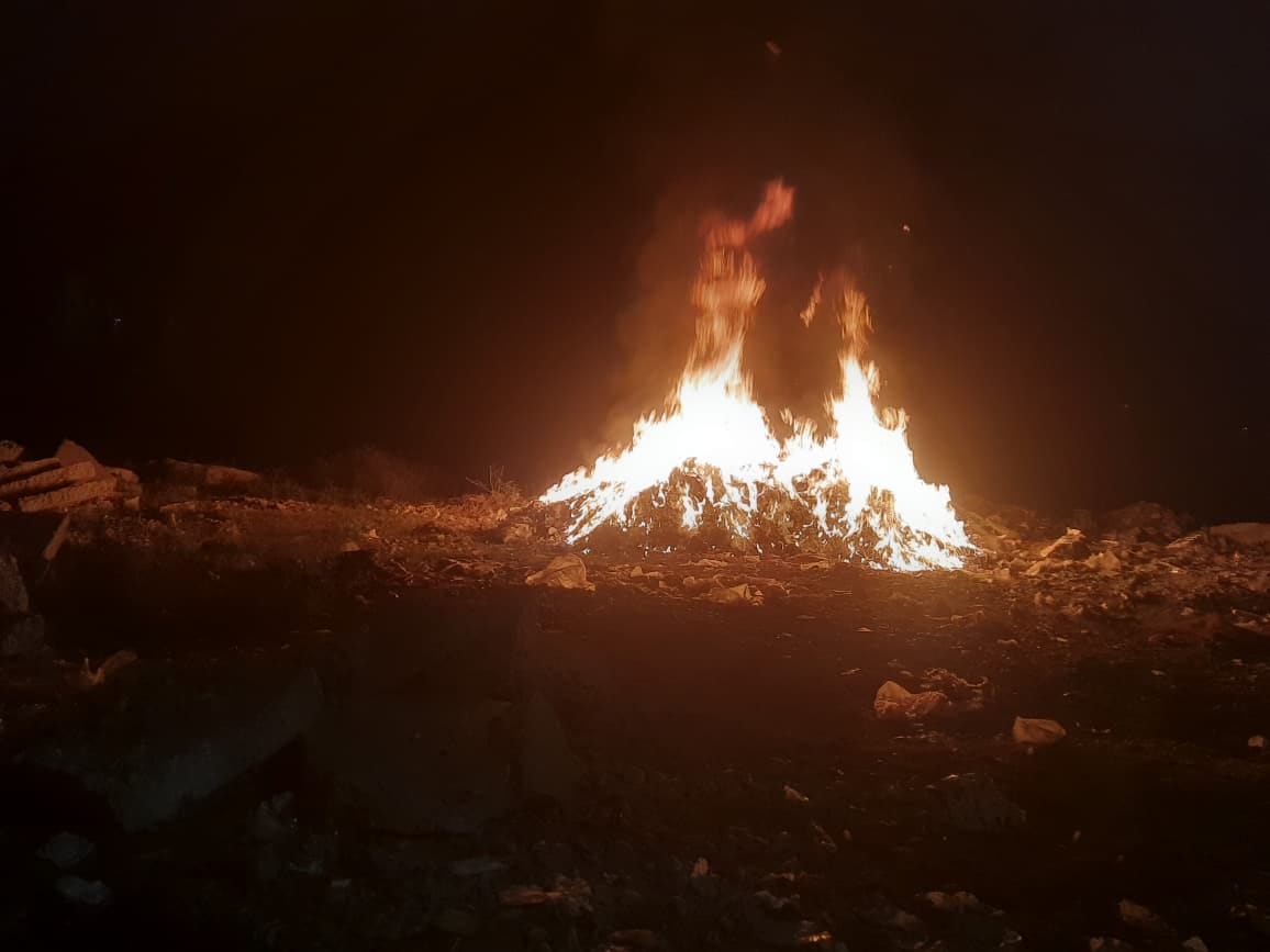 मुंडा माजरा गैस एजेंसी के सामने जलाया गया कचरा। संवाद मुंडा माजरा गैस एजेंसी के सामने जलाया गया कचरा। संवाद