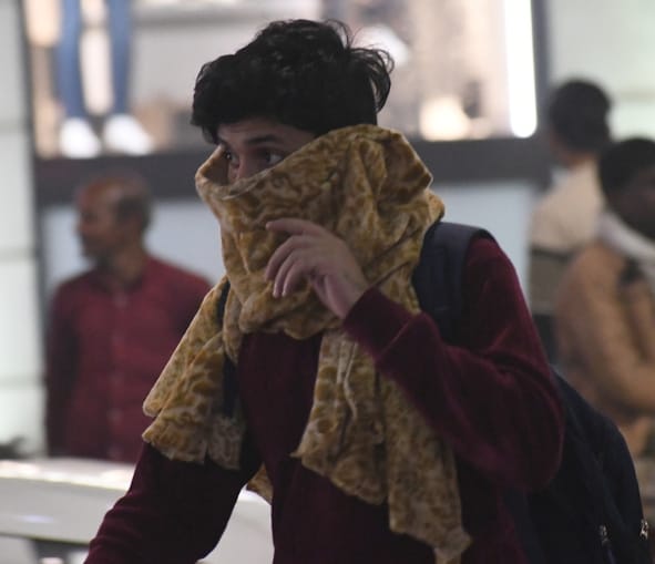 मंगलवार को ठंड बढ़ी तो गर्म कपड़ों से ढके आए लोग। मंगलवार को ठंड बढ़ी तो गर्म कपड़ों से ढके आए लोग।