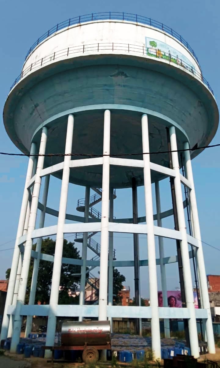मोहल्ला करबला में सड़क किनारे खड़ा टैंकर। संवाद