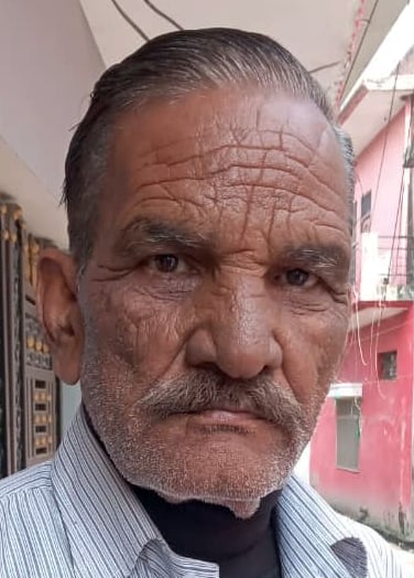 मोहल्ला करबला में सड़क किनारे खड़ा टैंकर। संवाद