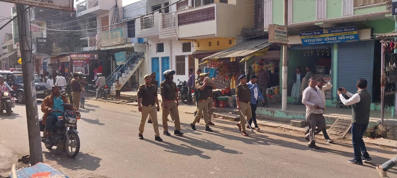 मेंहदावल कस्बे में अतिक्रमण हटवाते हुए पुलिस व नगर पंचायत प्रशासन के लोग । संवाद