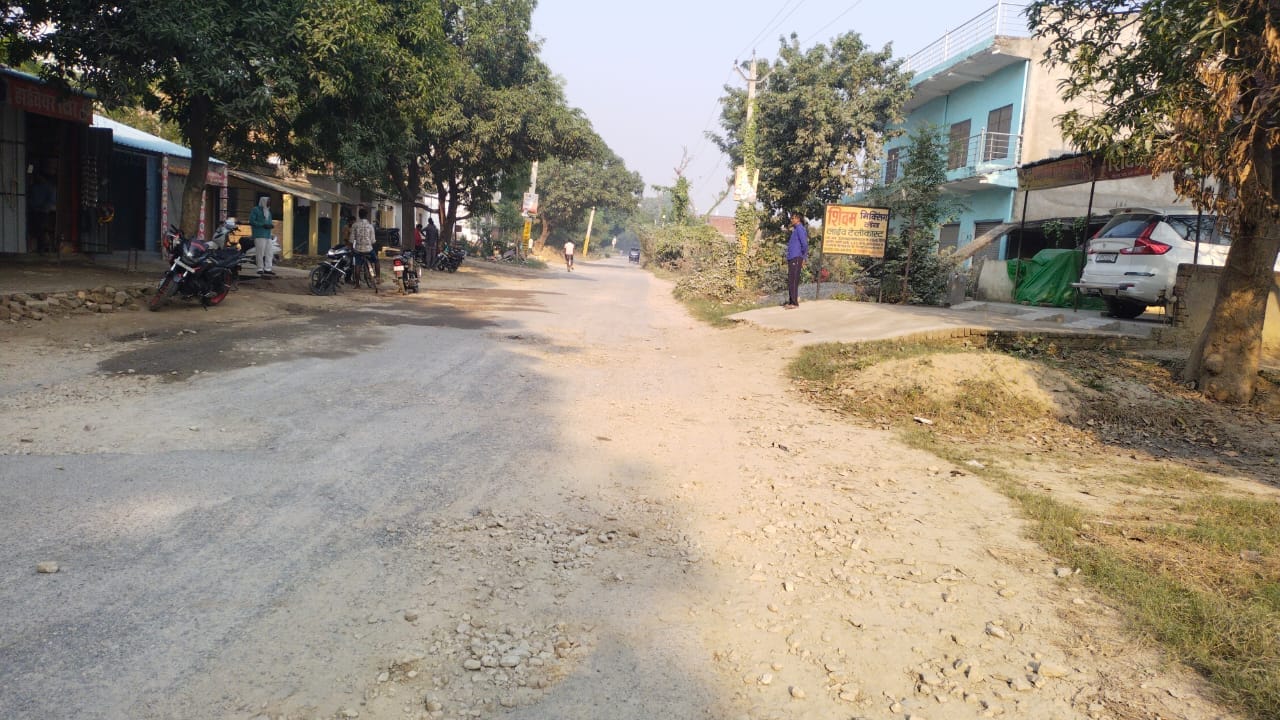 मीरगंज क्षेत्र के लासा गांव से डभिया गांव के लिए 1100 मीटर पिच मार्ग मरम्मत के अभाव में टूटी, ज
