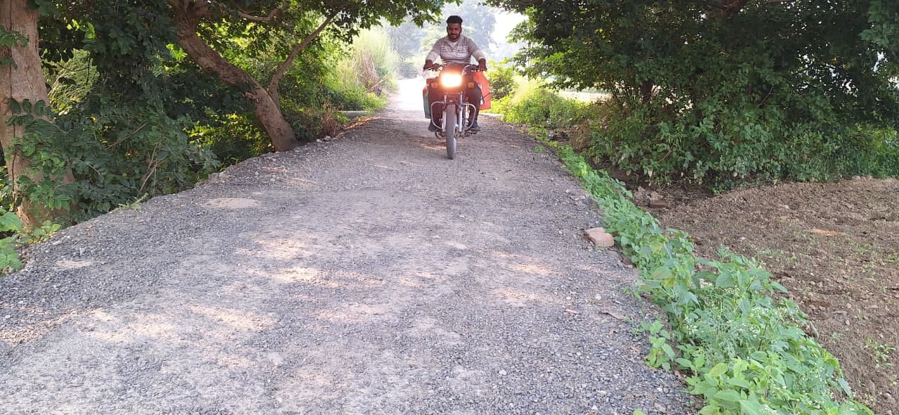 मीरगंज क्षेत्र के लासा गांव से डभिया गांव के लिए 1100 मीटर पिच मार्ग मरम्मत के अभाव में टूटी, ज