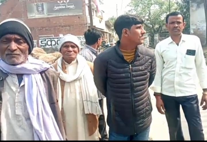 नगराम नगर पंचायत की बदहाल सड़क व मरम्मत की मांग करते राष्ट्रीय किसान मजदूर संगठन के लोग। नगराम नगर पंचायत की बदहाल सड़क व मरम्मत की मांग करते राष्ट्रीय किसान मजदूर संगठन के लोग।