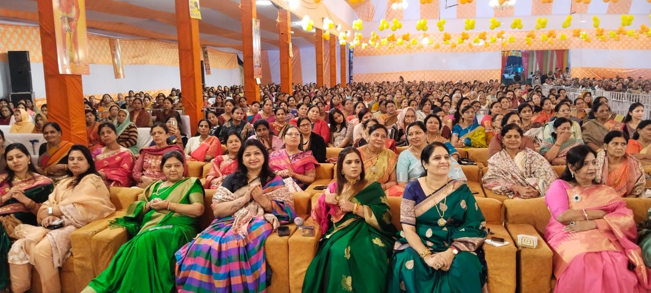 नई मंडी स्थित रामलीला भवन में श्री राम कथा सुनते हुए मंडलायुक्त, डीएम, सीडीओ व अन्य अतिथि स्रोत