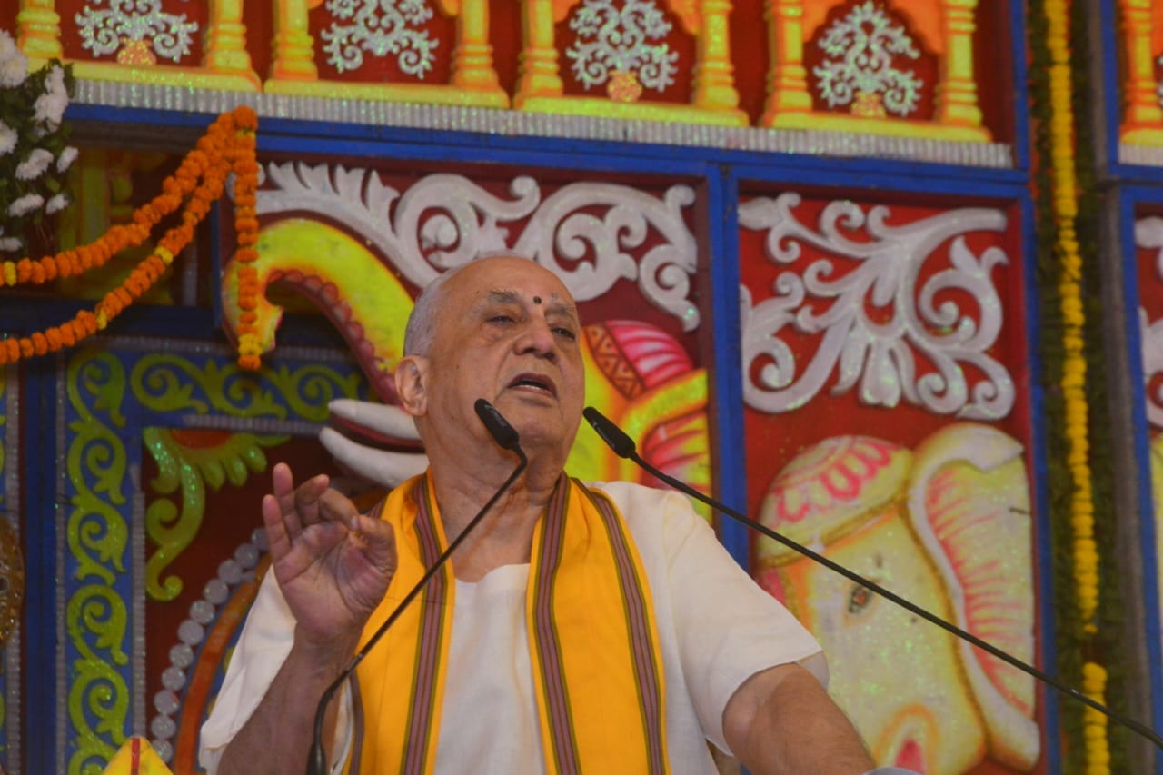 नई मंडी स्थित रामलीला भवन में श्री राम कथा सुनते हुए मंडलायुक्त, डीएम, सीडीओ व अन्य अतिथि स्रोत