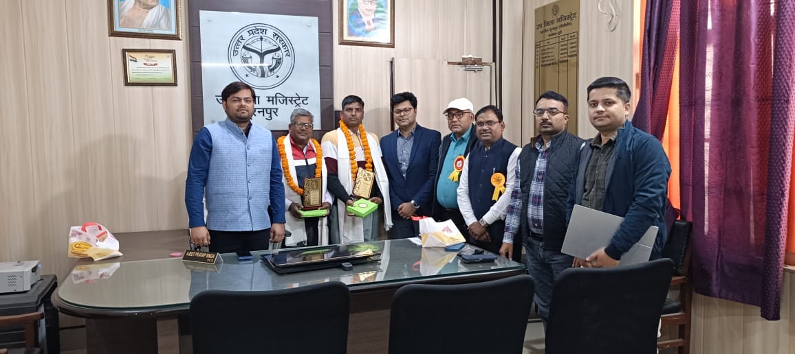 निरीक्षण के दौरान एसआईआर कार्यों की जांच करते प्रभारी बीएसए। स्रोत विभाग