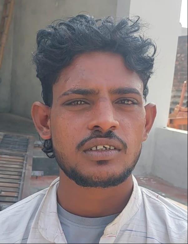 निरीक्षण के दौरान एसआईआर कार्यों की जांच करते प्रभारी बीएसए। स्रोत विभाग