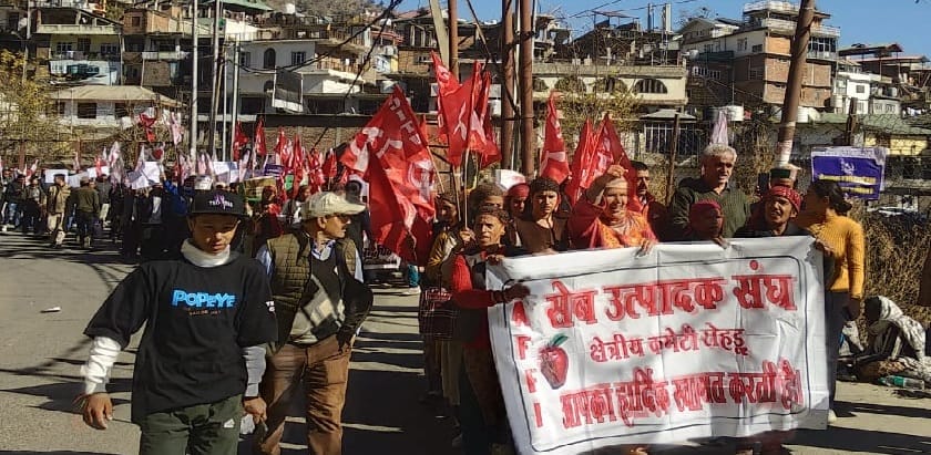 रोहड़ू बाजार में विरोध प्रदर्शन करते किसान संगठन और सीआईटीयू के सदस्य। संवाद रोहड़ू बाजार में विरोध प्रदर्शन करते किसान संगठन और सीआईटीयू के सदस्य। संवाद