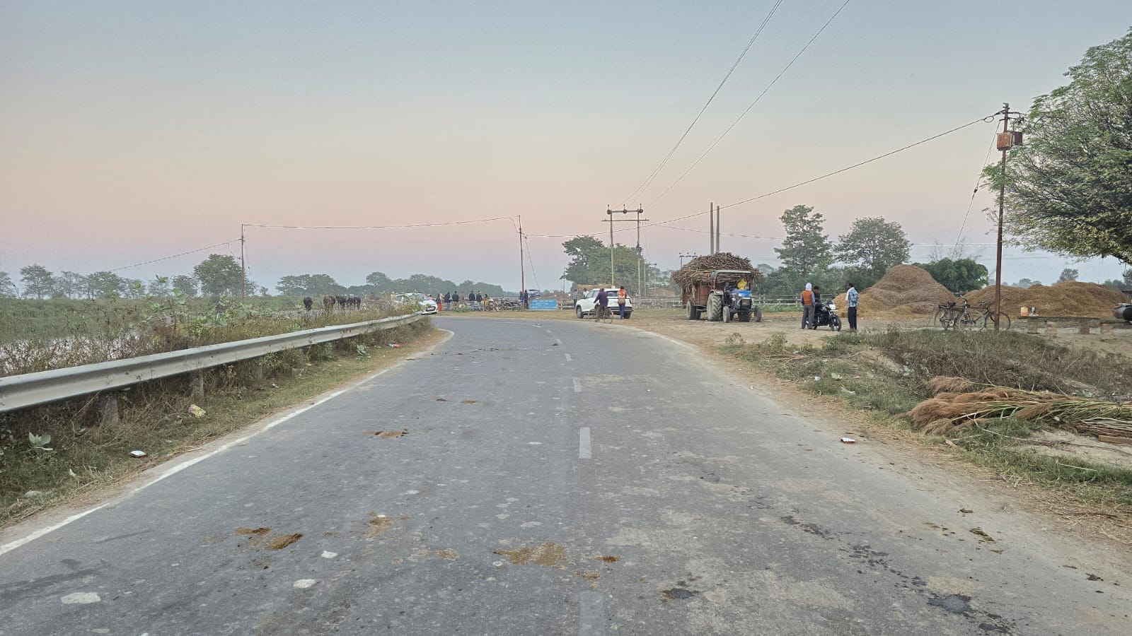 रेलिंग तोड़कर इसी जगह से सायफान में गिरी थी अनियंत्रित कार। संवाद रेलिंग तोड़कर इसी जगह से सायफान में गिरी थी अनियंत्रित कार। संवाद