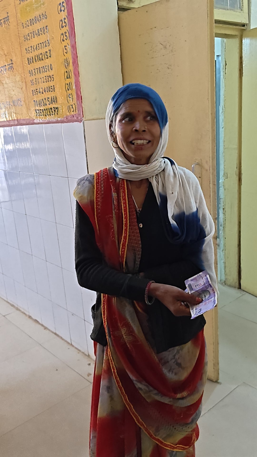 सीएचसी फतेहाबाद में हाथो में रुपये लेकर स्टाप नर्स को देने जाते प्रसूता की सास व पति सीएचसी फतेहाबाद में हाथो में रुपये लेकर स्टाप नर्स को देने जाते प्रसूता की सास व पति