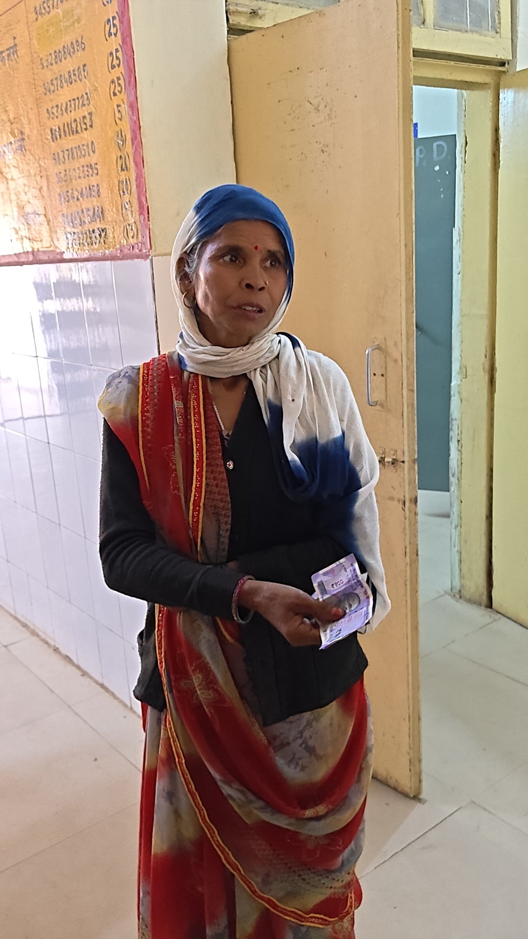 सीएचसी फतेहाबाद में हाथो में रुपये लेकर स्टाप नर्स को देने जाते प्रसूता की सास व पति सीएचसी फतेहाबाद में हाथो में रुपये लेकर स्टाप नर्स को देने जाते प्रसूता की सास व पति